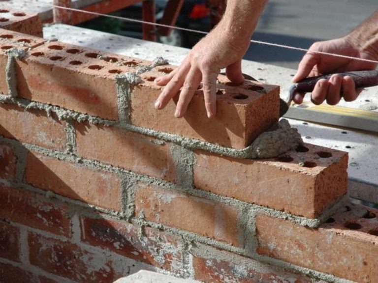 Can Bricklayers Work In The Rain And Snow? - AllTheTrades